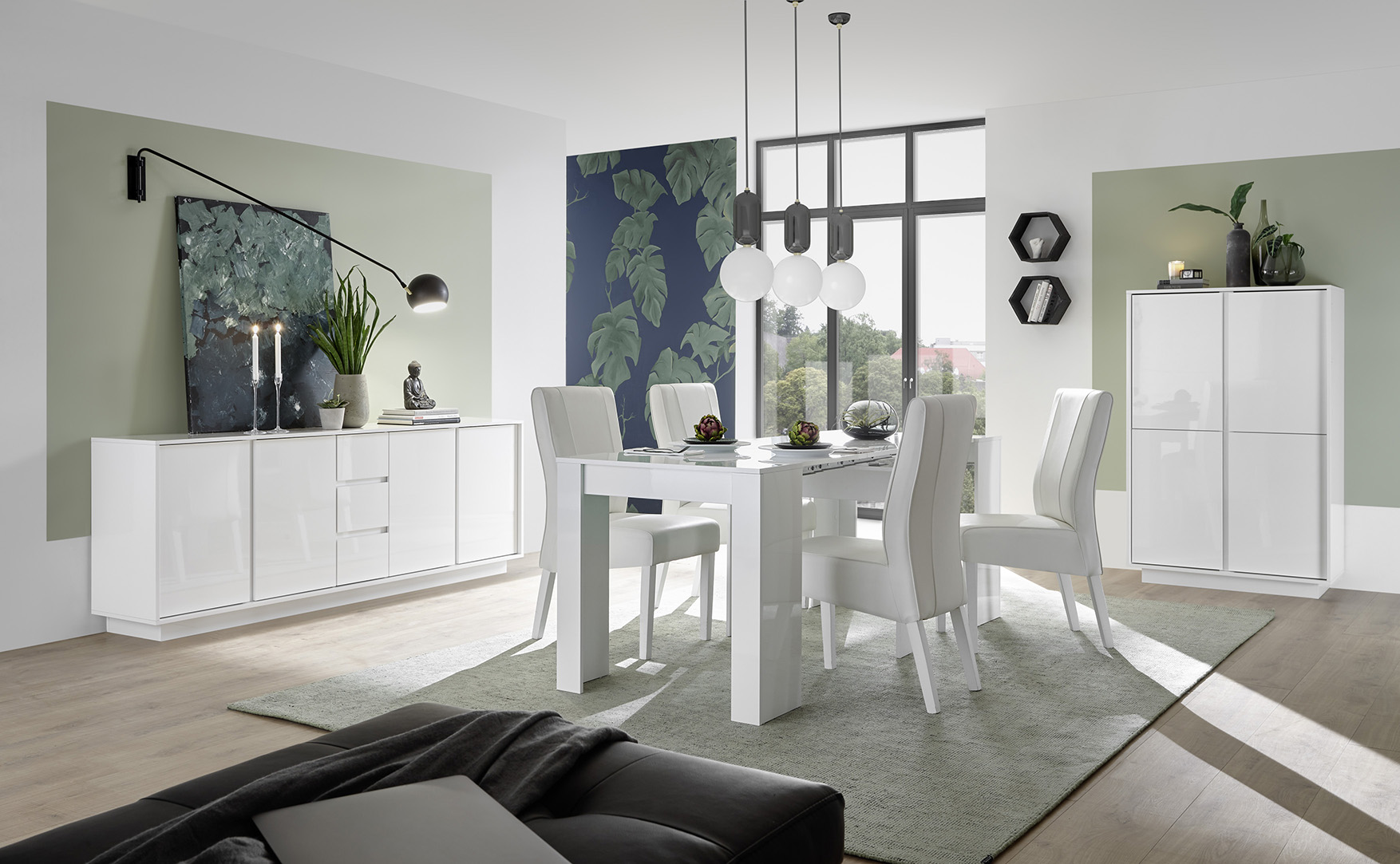 Kolorowe sufity a dobór mebli – jak urządzić wnętrze z trendem „painted ceilings”?