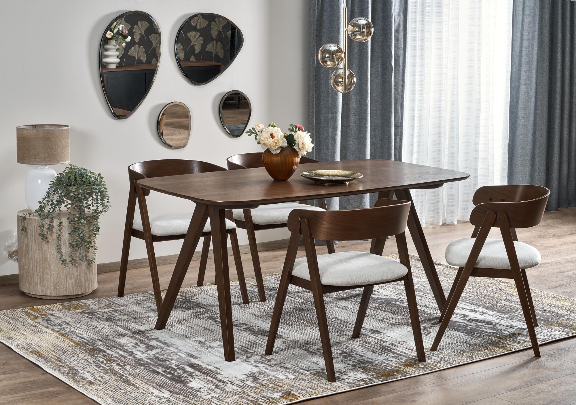 Miękkie linie i obłe formy – krzesła w modnym stylu organicznym